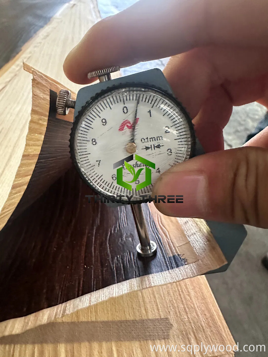 1.5mm Furniture Grade Melamine Faced Plywood Synchronized Recon Plywood for Furniture